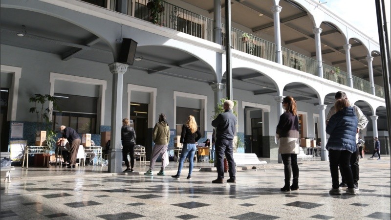 Largas filas en casi todas las escuelas de Rosario para votar