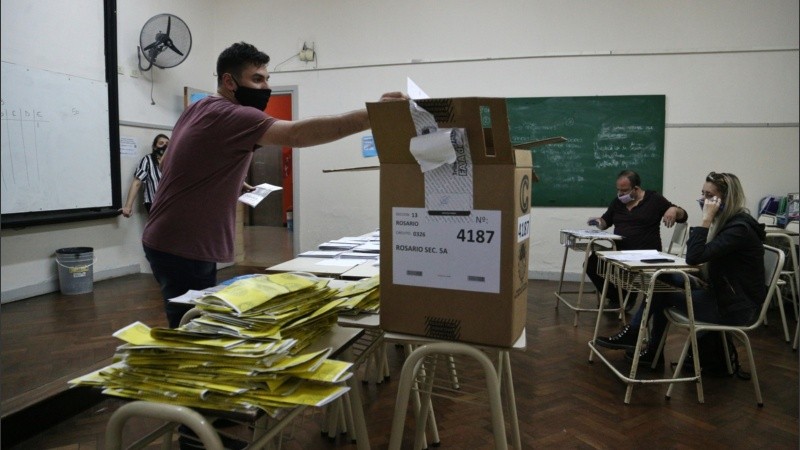 Voto a voto, se desarrollaba el escrutinio en Santa Fe