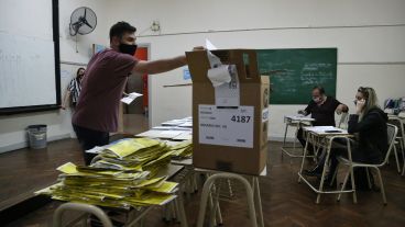 Voto a voto, se desarrollaba el escrutinio en Santa Fe