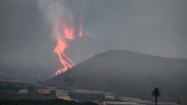 La lava del volcán llegó al mar.