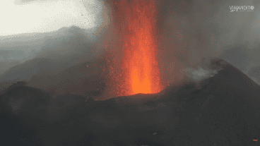 La lava ha estado fluyendo por el flanco occidental del volcán Cumbre Vieja hacia el mar desde el 19 de septiembre.