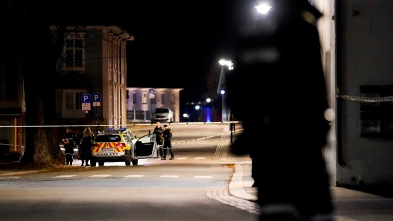 La policía noruega trabajando en el lugar del ataque.