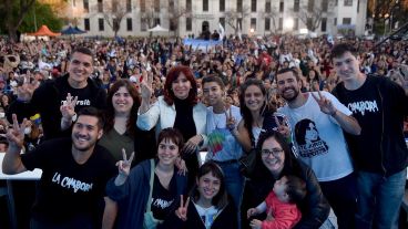 "Acá la derecha nos dice que la culpa es de los derechos de los laburantes, minga, no es cierto", remarcó.