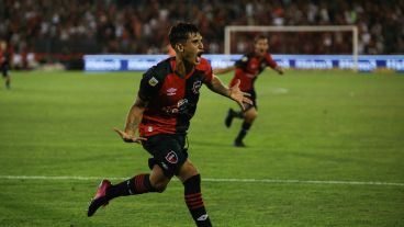 El pibe Bravo se llena la boca de gol luego del tanto del triunfo.