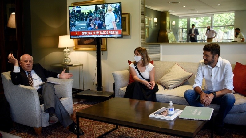 Las reuniones previas al debate en Televisión Litoral.