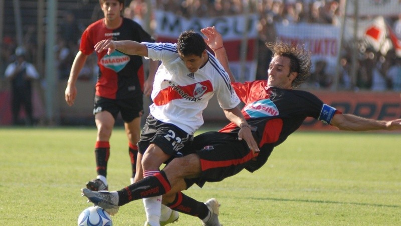 El Flaco Schiavi en acción en sus años en Newell's; atrás Pablo Pérez, actual jugador de la Lepra