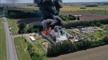 Los equipos de bomberos trabajaban en la zona del incendio.