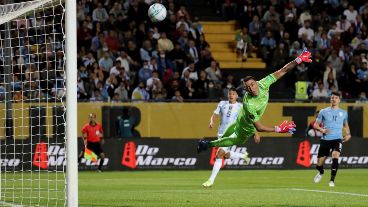 El zurdazo de Di María tiene destino de red pese al esfuerzo estéril de Muslera