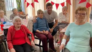 Del Potro visitó a un grupo de adultos mayores y compartió una tarde con sus fans