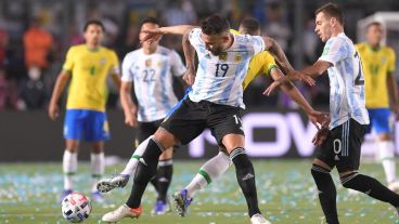 Otamendi, que debió ser expulsado por un codazo a Raphina, se metió en un top ten de la selección