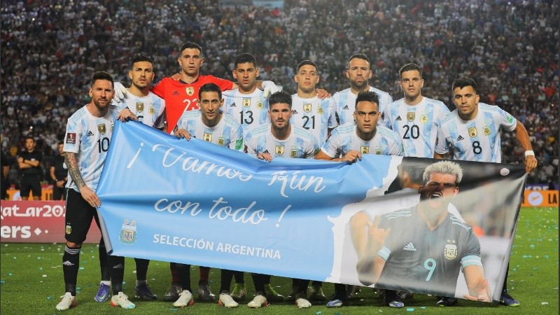 La selección posó con un mensaje de apoyo al Kun Aguero antes del partido con Brasil