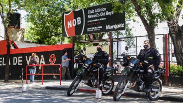 Policías custodian el predio de Malvinas.