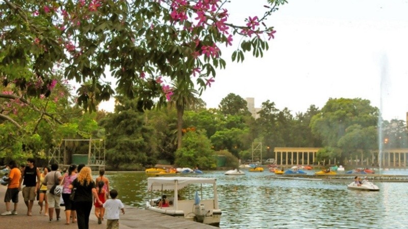 El Parque Independencia, pulmón de la ciudad y lugar de recorrida para turistas.