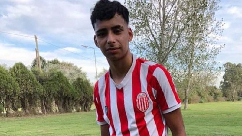 El joven venía de jugar al fútbol.