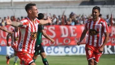 Imperiale, con el número 6, celebra uno de los goles de Barracas en el torneo de la B Nacional