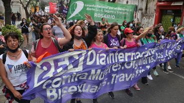 La multitudinaria marcha del 25N comenzó a la tarde en el centro rosarino.