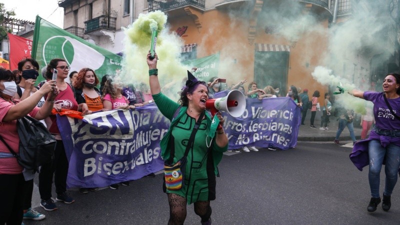 La multitudinaria marcha del 25N comenzó a la tarde en el centro rosarino.