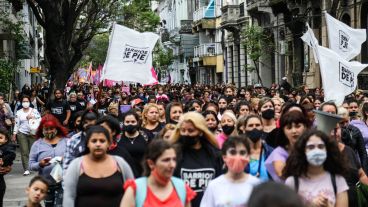 La multitudinaria marcha del 25N comenzó a la tarde en el centro rosarino.