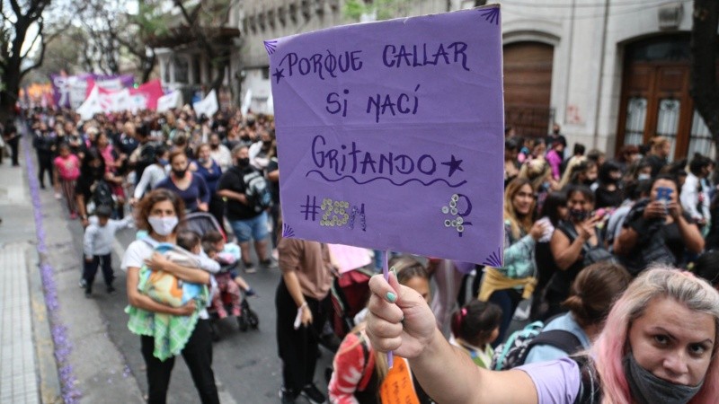 La multitudinaria marcha del 25N comenzó a la tarde en el centro rosarino.