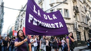 La multitudinaria marcha del 25N comenzó a la tarde en el centro rosarino.