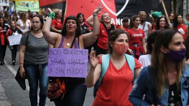 La multitudinaria marcha del 25N comenzó a la tarde en el centro rosarino.