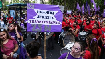 La multitudinaria marcha del 25N comenzó a la tarde en el centro rosarino.