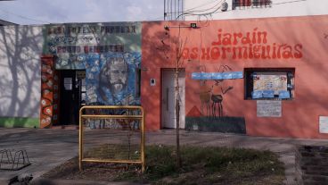 La biblioteca, jardín y radio comunitaria en Chacabuco al 3000.