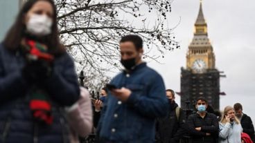 Las autoridades de salud británicas reportaron en un comunicado el aumento del nivel de alerta de 3 a 4 "a la luz del rápido aumento de los casos de Ómicron".