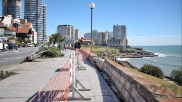 El despiste del auto generó importantes destrozos en el lugar.