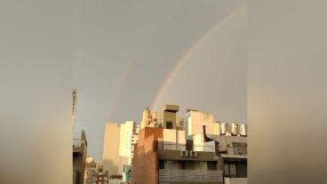 El doble arco iris dibujado sobre el cielo