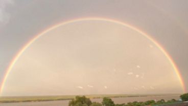 Arco iris completo sobre el río.