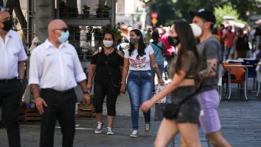 La variante Ómicron impulsaría hacia arriba la curva de contagios.