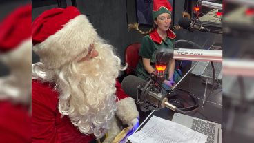 Papá Noel y una duendecita ayudante pasaron por Radio 2 este fin de semana.