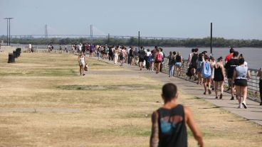 La larga cola para hisoparse este jueves frente al galpón sobre la costanera central.