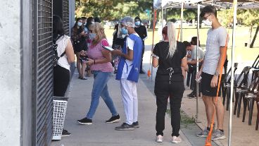 Los pacientes llegan al momento de su turno y rápidamente ingresan al Galpón 17.