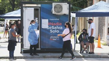 El contenerdor sanitario ubicado en la puerta del Centenario donde se toman las muestras.