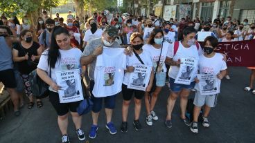 Emoción e indignación en la marcha en barrio Refinería.