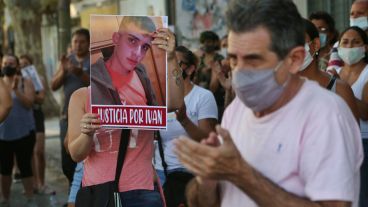 Emoción e indignación en la marcha en barrio Refinería.