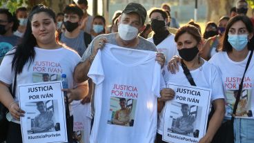 Emoción e indignación en la marcha en barrio Refinería.