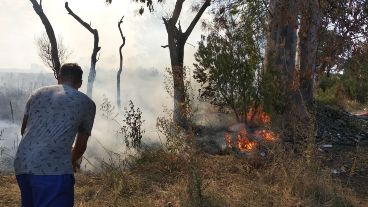 Vecinos con baldes intentando apagar el fuego.