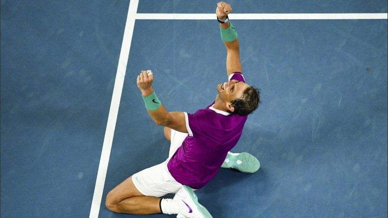 El tenista español Rafael Nadal festeja la victoria y el récord obtenidos en el Australian Open.