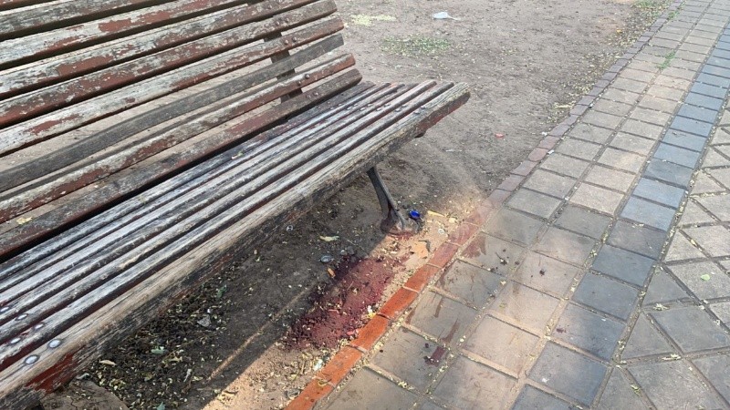 Manchas de sangre tras el ataque a un hombre en la plaza Buratovich