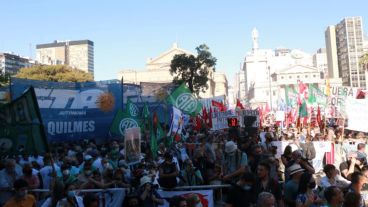 La movilización en Buenos Aires frente al Palacio de Tribunales.