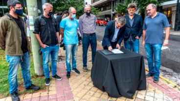 El intendente Pablo Javkin suscribió la normativa el último viernes, durante un encuentro que se realizó en la esquina de Rioja y 1º de Mayo