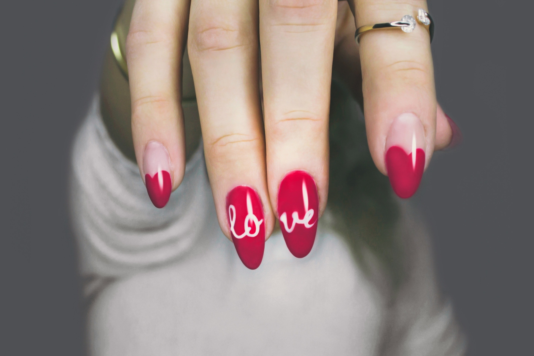 Los 5 diseños de uñas más impactantes en color rojo | Rosario3