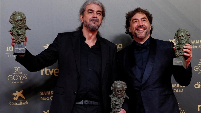 El director Fernando León de Aranoa (i) y el actor Javier Bardem posan con los Goya  obtenidos el último sábado.