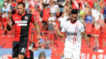 Lema se lamenta ante el festejo de Ávalos en el 1-0.