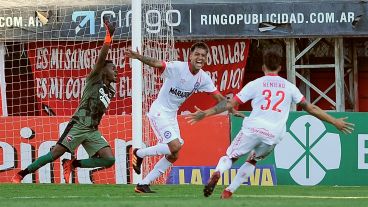 El pibe Galarza celebra el suyo. Arboleda reclama.