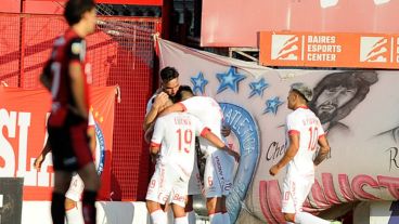 Triple festejo para el local, que ganó sin atenuantes en el estadio Maradona.