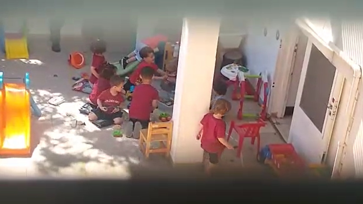 Nuevo video de la maestra mordiendo la mano de un niño: “En el último  tiempo estaba desquiciada” | Rosario3